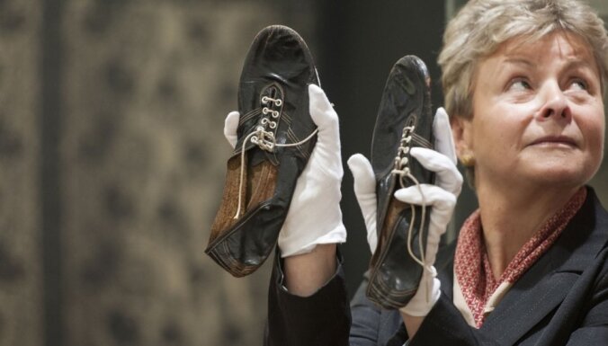Leģendārā britu vieglatlēta sera Rodžera Banistera slavenās kurpes pārdotas par 266 tūkstošiem mārciņu