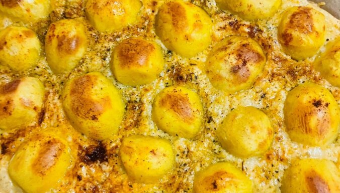 Recepte no 'TikTok': kartupeļi ieguldīti siera segā