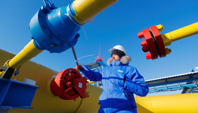 Ceturtdien vēl nestāsies spēkā prasība par Krievijas gāzes piegādēm maksāt rubļos