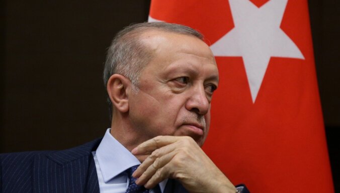 Turcija un Krievija vienojušās par kuģošanu Melnajā jūrā, vēsta avoti