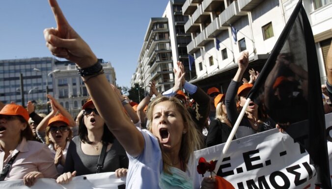 Laikraksts: aizdevēji mudina Grieķiju ieviest sešu dienu darba nedēļu