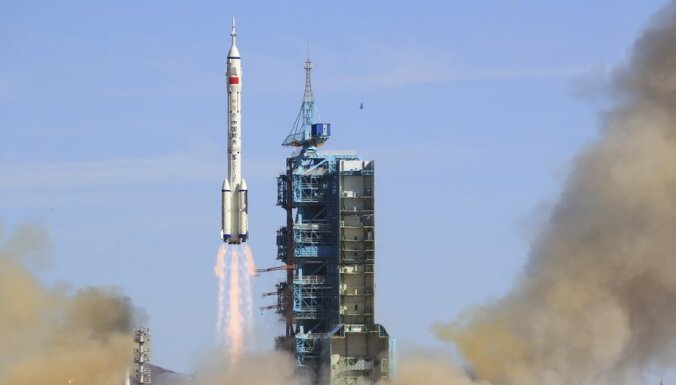 Китай отправил трех астронавтов на собственную орбитальную станцию