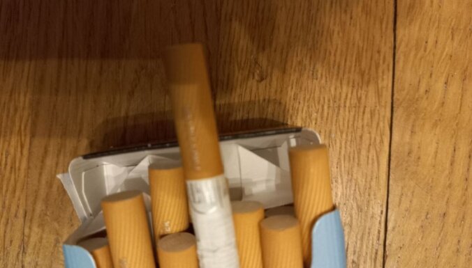 Vides aizsardzības speciālisti Daugavā atrod 59 blokus nelegālo cigarešu