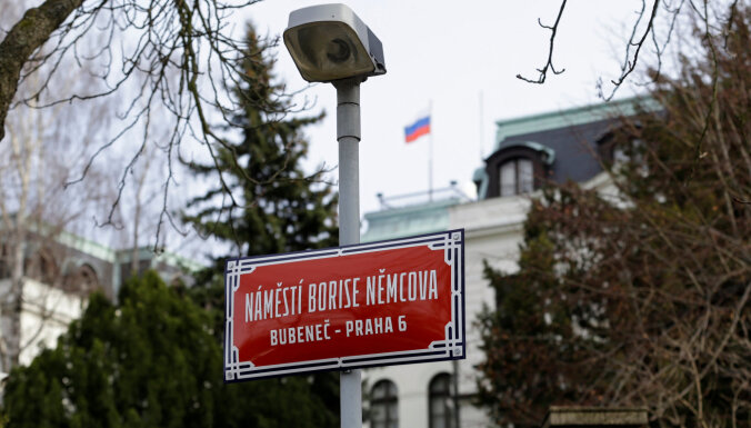 Чехия высылает двух российских дипломатов после "рицинового скандала"