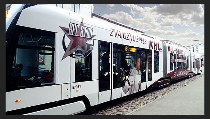 Rīgā sācis kursēt KHL Zvaigžņu spēlei veltīts tramvajs