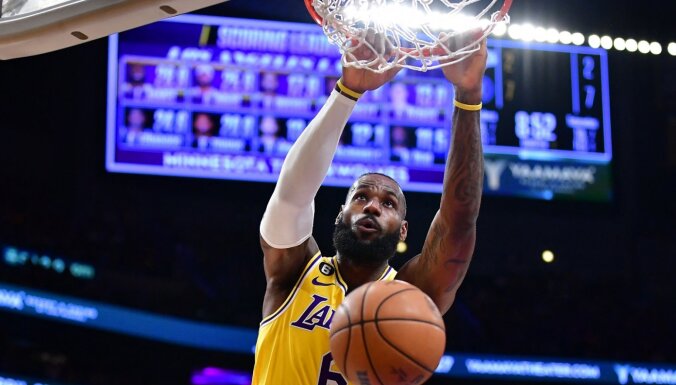 'Lakers' un 'Hawks" uzvar 'play-in' mačos un iekļūst izslēgšanas spēlēs