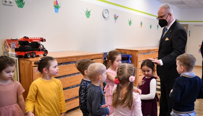 Foto: 'Latvija ir droša vieta, kur dzīvot', Levits saka Ukraiņu vidusskolā