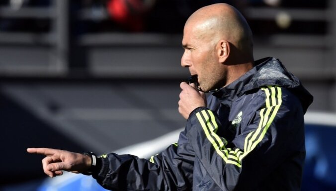 Foto: Tūkstošiem fanu sagaida Zidānu pirmajā treniņā pie Madrides 'Real' stūres