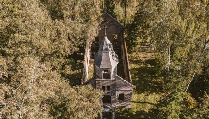 ФОТО. Утраченная слава: Руины необычной церкви Смайжу в Приекульском крае