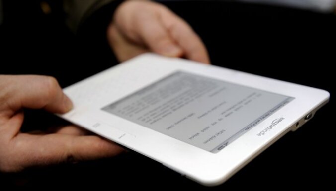 ASV diplomāte zvērestu nodod pie e-grāmatu lasītāja 'Kindle'