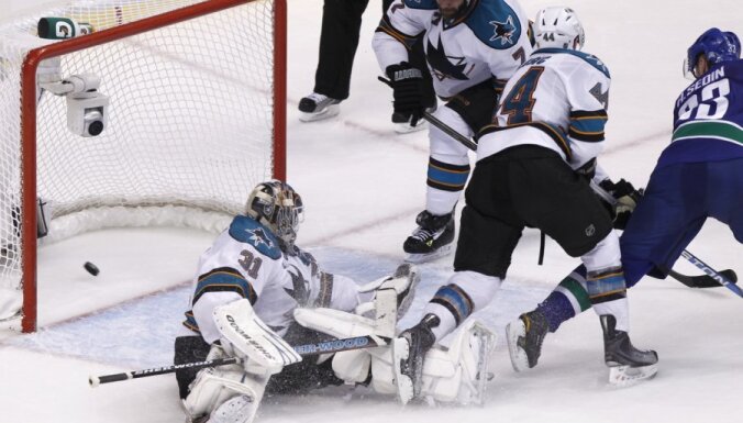 NHL Stenlija kausa izcīņas pusfināla sērijā 'Sharks' iegūst pirmo punktu