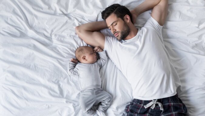 Bērns vecāku gultā: četri izplatīti mīti, kurus vecākiem vajadzētu ignorēt