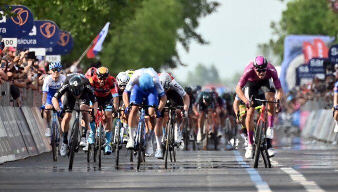 Skujiņš 'Giro d'Italia' posmā finišē lielajā grupā ar uzvarētāju