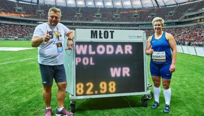 Anita Wlodarczyk celebrates with coach Krzysztof Kliszewski