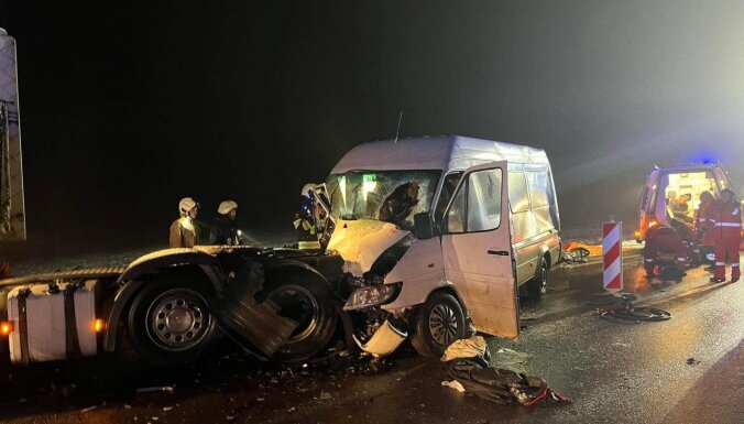 ФОТО. В трагическом ДТП на трассе Рига-Шяуляй-Таураге погибли два пассажира из Латвии