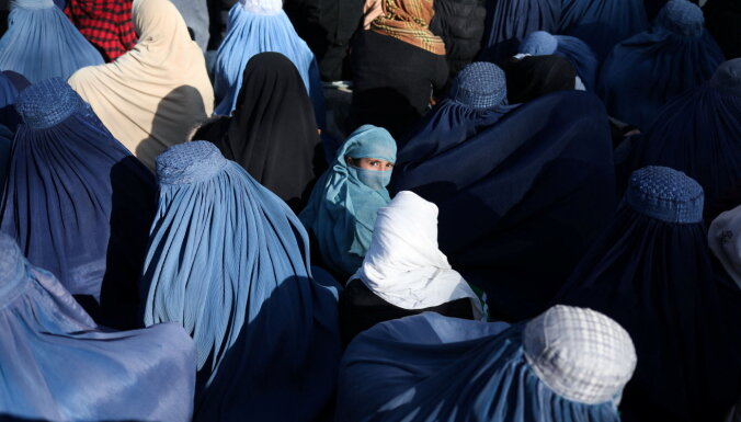 Afganistānā darbu atsākušas vairākas valsts universitātes, kurās studē arī sievietes