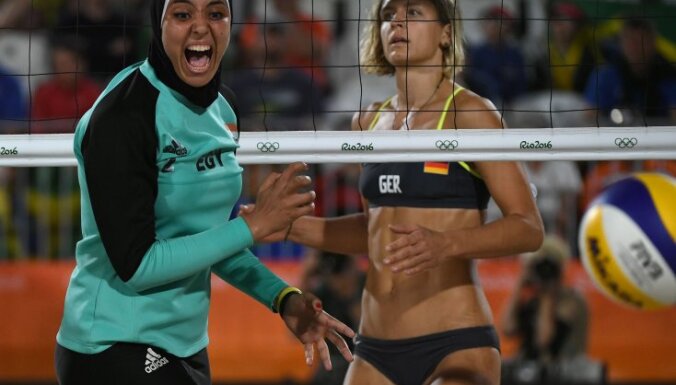 Germany Laura Ludwig watches as Egypt Doaa Elghobashy