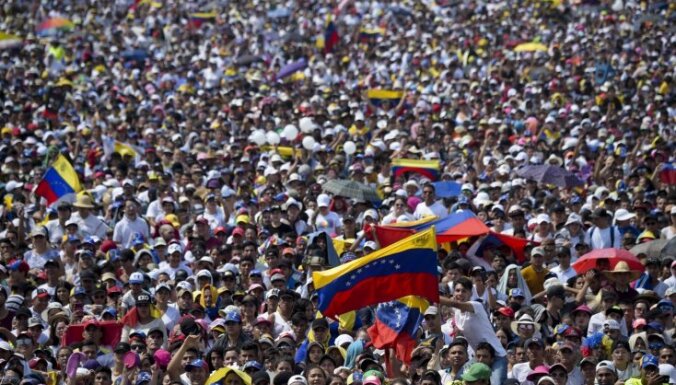 Foto: Desmitiem tūkstošu cilvēku apmeklē Ričarda Brensona Venecuēlas palīdzības koncertu