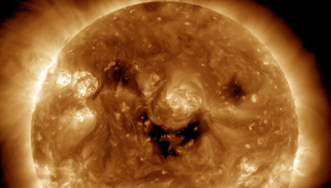 НАСА сделало снимок "улыбающегося" Солнца