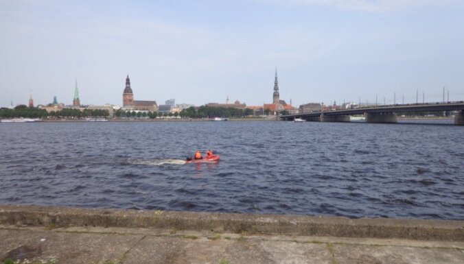 Glābēji Daugavas ūdeņos meklē cilvēku (video)