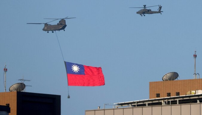 'ASV spēlējas ar uguni' – Ķīna pikta par Baidena izteikumiem saistībā ar Taivānu