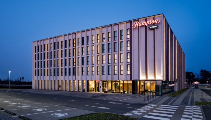 Foto: Ieskats pirmajā 'Hampton by Hilton' viesnīcā Baltijā pie Rīgas lidostas
