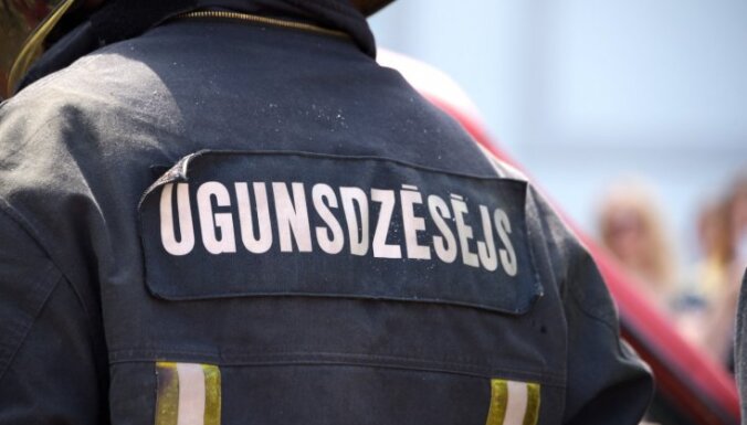 Otrdienas rītā ugunsgrēkā Rīgā izglābti 16 cilvēki; četri cietuši