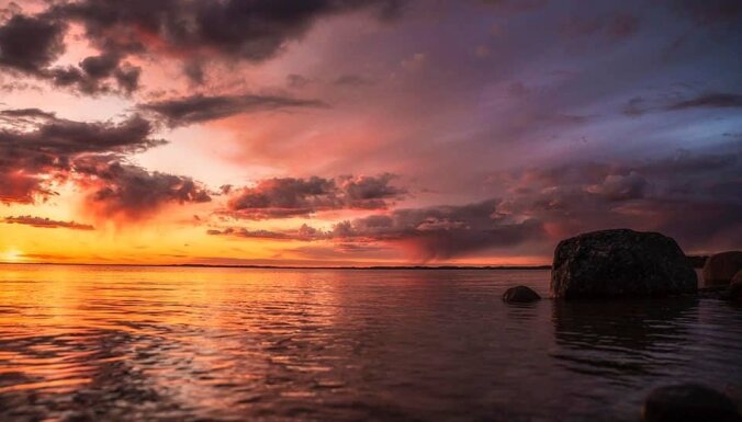 Волшебные ФОТО: Оранжевый закат над озером Разнас
