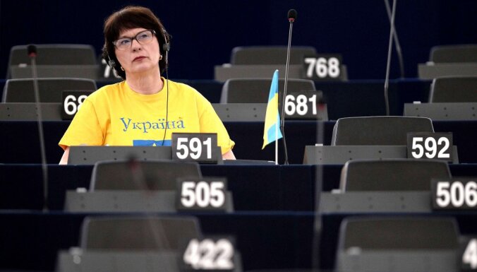 Опрос: на выборах в Европарламент латвийцы больше всего будут голосовать за Ушакова, Домбровскиса и Калниете