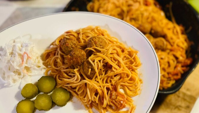 Krēmīgā dārzeņu bumbiņu mērce ar spageti