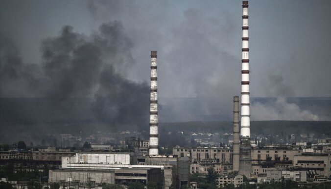 Pēc Krievijas apšaudēm Severodenckas ķīmiskajā rūpnīcā Ukrainā izcēlies ugunsgrēks