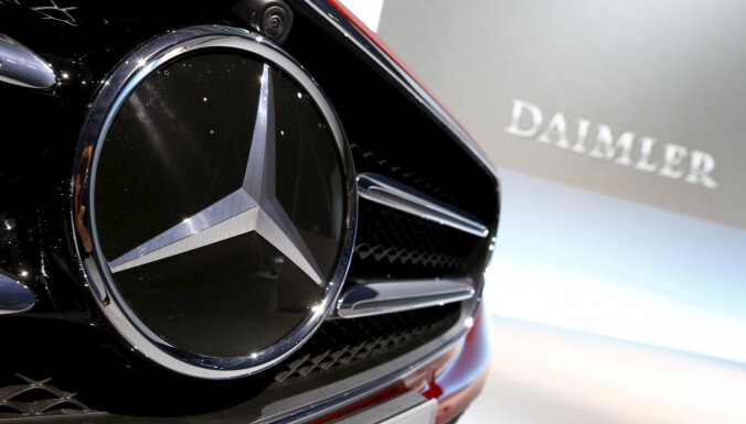 'Mercedes-Benz' pasaulē atsauc gandrīz miljonu vecāka ražojuma automobiļu