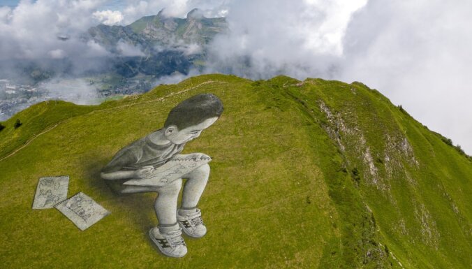 Foto: Kalni Šveicē, kas pārtapuši par mākslinieka audeklu