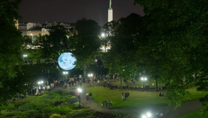 Mēness un dzirksteles: Krāšņi aculiecinieka kadri no 'Baltās nakts' Rīgā