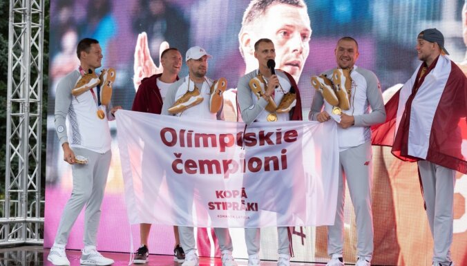 Video: Latvijas 3x3 basketbolisti atgriežas mājās ar olimpiskajām zelta medaļām