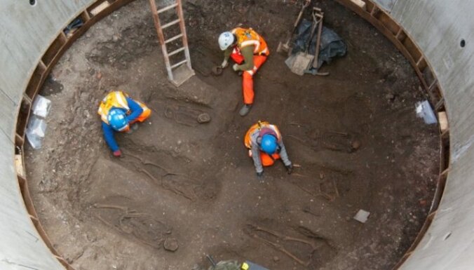 Metro būvnieki Londonā atrod melnās nāves upuru kapus