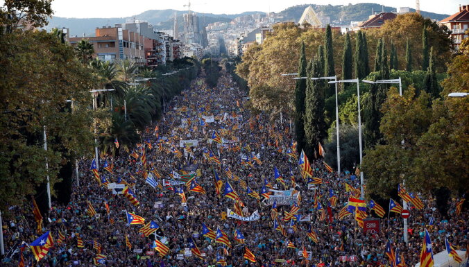 В Барселоне сотни тысяч протестуют против тюремных сроков сепаратистам