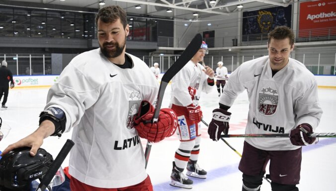 Latvijas izlase 37 hokejistu sastāvā sāks gatavošanos pasaules čempionātam