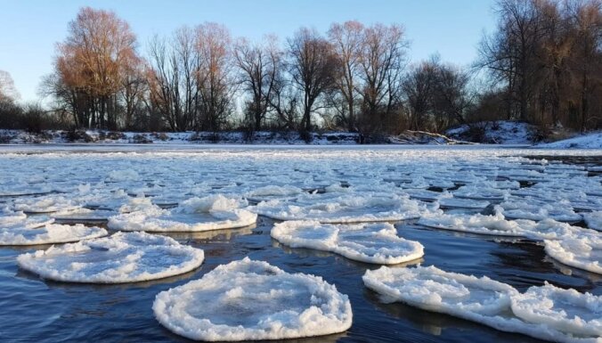 ФОТО. "Ледяные блинчики" - необычное чудо природы на шлюзах Айвиексте