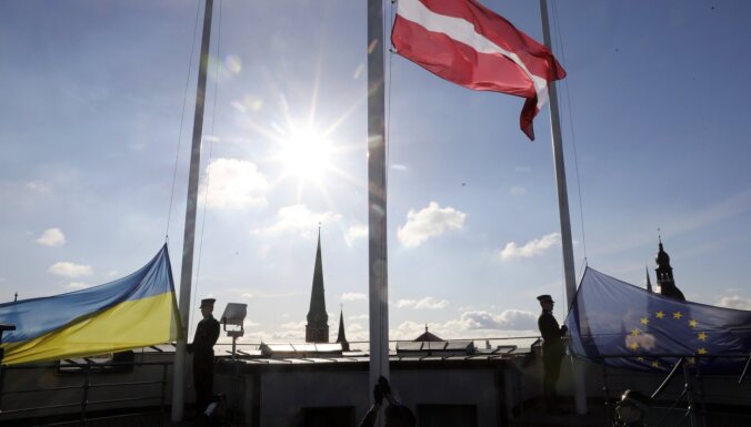 Foto: Rīgas pils tornī uzplīvo Latvijas, Ukrainas un ES karogi