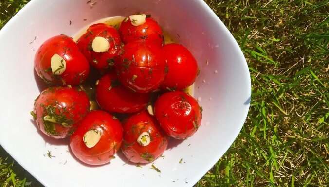 Marinēti tomātiņi ar ķiplokiem drīzai apēšanai