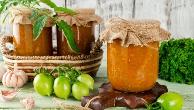 Zaļu tomātu ieburkošana: 13 receptes dobēs un siltumnīcās izlolotās ražas glābšanai