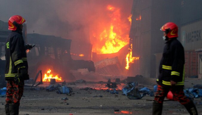 Bangladešā vismaz 49 cilvēki gājuši bojā un vairāk nekā 300 cietuši ugunsgrēkā kuģniecības konteineru noliktavā
