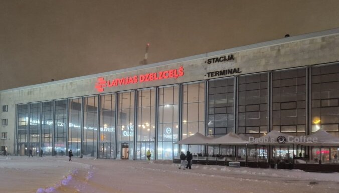 ФОТО. Со здания Рижского Центрального вокзала демонтировали надпись на русском языке