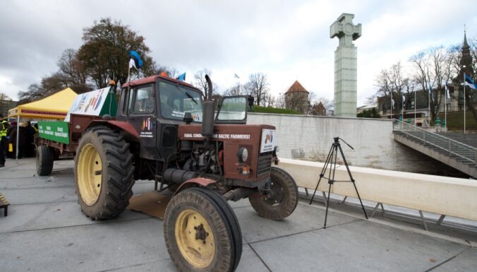 Baltijas lauksaimnieku protesta traktors sasniedz galamērķi Briseli