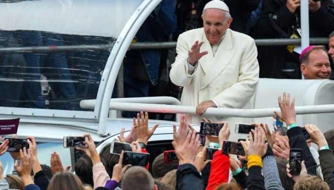 ВИДЕО: Папа Римский на вертолете прилетел в Аглону; идет Святая Месса