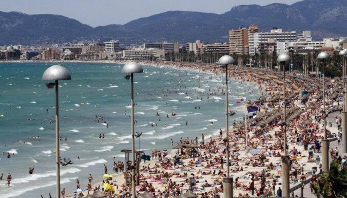 Без туалетных принадлежностей, воды и снэков: в Испании ввели новые правила для туристов
