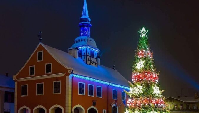 ФОТО. Зажгли по-новогоднему: 22 самых красивых елочки Латвии
