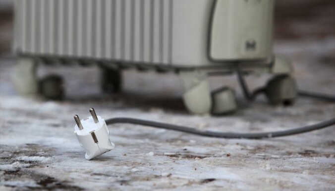 Divgadīgam bērnam uz kājas uzkrīt eļļas radiators