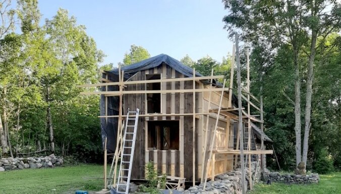 Foto: Pašu rokām būvēta mini māja par 12 tūkstošiem eiro